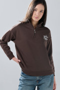 Buzo café oscuro cuello sport con arte college oversize
