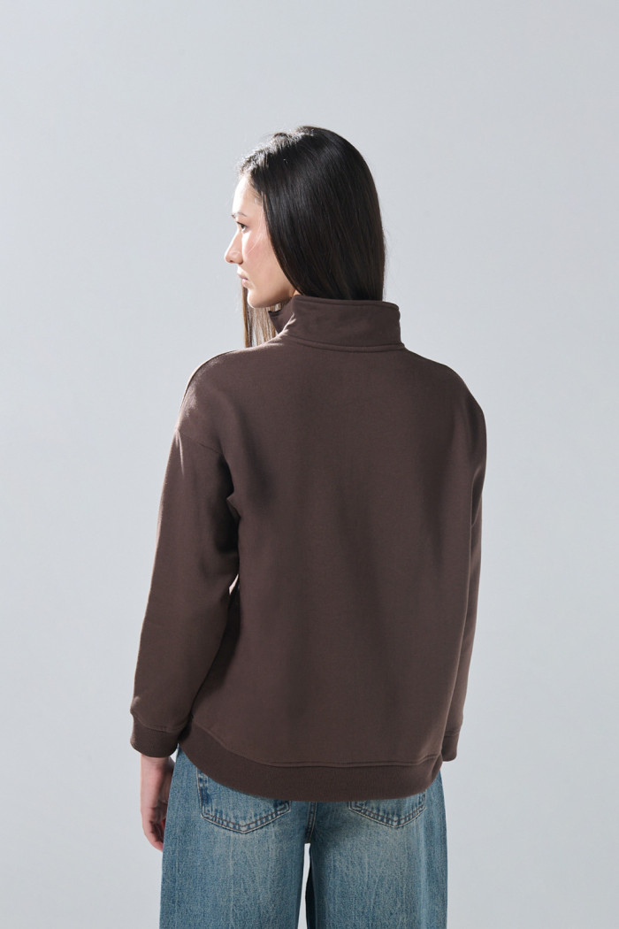 Buzo café oscuro cuello sport con arte college oversize

