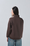 Buzo café oscuro cuello sport con arte college oversize
