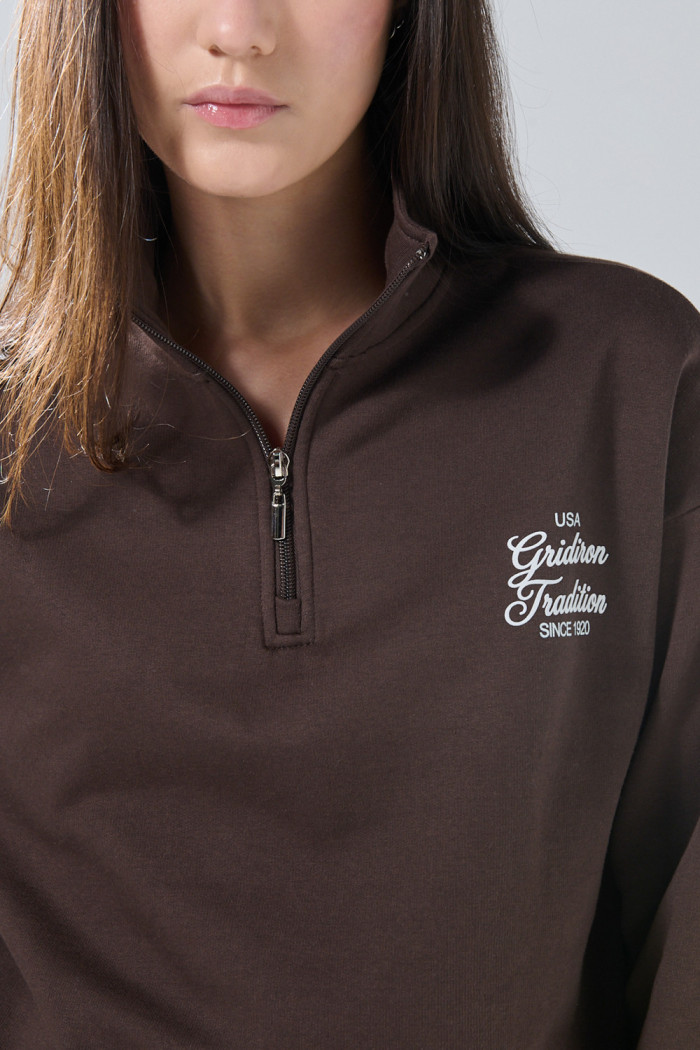 Buzo café oscuro cuello sport con arte college oversize

