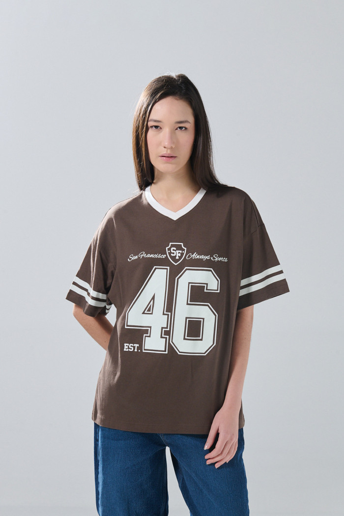 Camiseta cuello V oversize café oscura con diseño college
