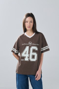 Camiseta cuello V oversize café oscura con diseño college
