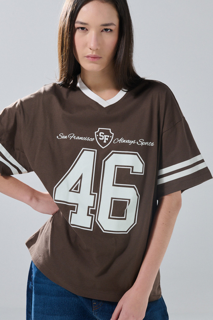 Camiseta cuello V oversize café oscura con diseño college
