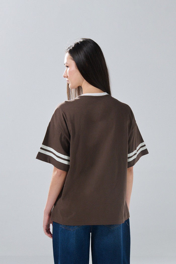 Camiseta cuello V oversize café oscura con diseño college
