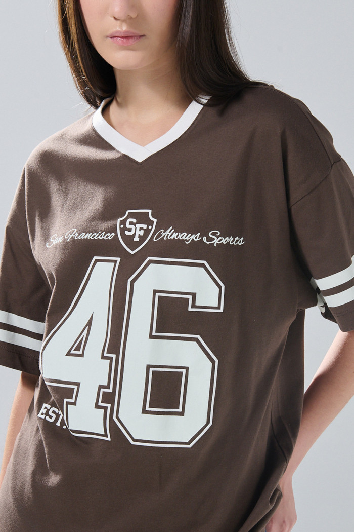 Camiseta cuello V oversize café oscura con diseño college
