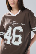 Camiseta cuello V oversize café oscura con diseño college
