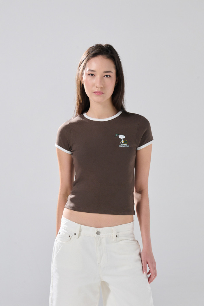 Camiseta café manga corta con contrastes y arte de Snoopy
