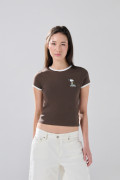 Camiseta café manga corta con contrastes y arte de Snoopy
