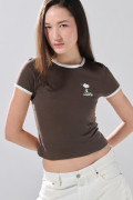 Camiseta café manga corta con contrastes y arte de Snoopy
