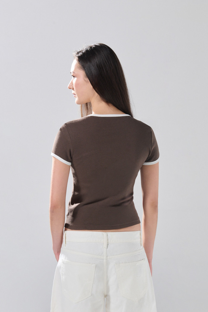 Camiseta café manga corta con contrastes y arte de Snoopy
