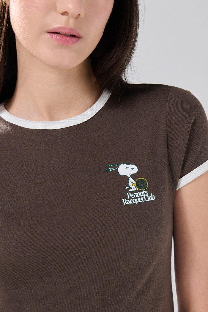 Camiseta café manga corta con contrastes y arte de Snoopy
