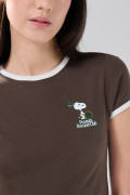 Camiseta café manga corta con contrastes y arte de Snoopy
