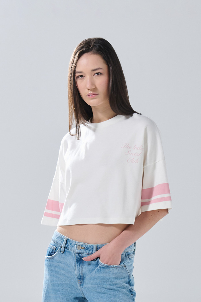 Camiseta crema crop top con arte college y manga corta

