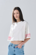 Camiseta crema crop top con arte college y manga corta
