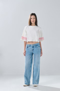Camiseta crema crop top con arte college y manga corta
