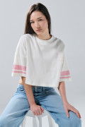 Camiseta crema crop top con arte college y manga corta
