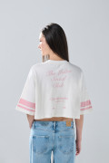 Camiseta crema crop top con arte college y manga corta
