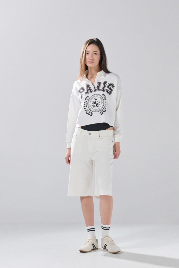 Buzo cuello sport crema con diseño college y cremallera
