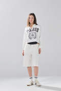 Buzo cuello sport crema con diseño college y cremallera
