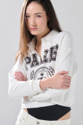 Buzo cuello sport crema con diseño college y cremallera
