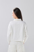 Buzo cuello sport crema con diseño college y cremallera
