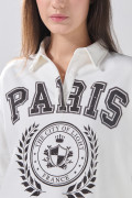 Buzo cuello sport crema con diseño college y cremallera
