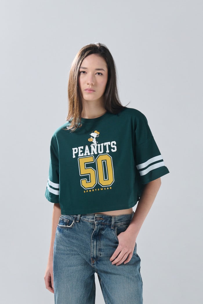 Camiseta verde crop top oversize con diseño de Snoopy
