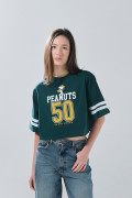 Camiseta verde crop top oversize con diseño de Snoopy
