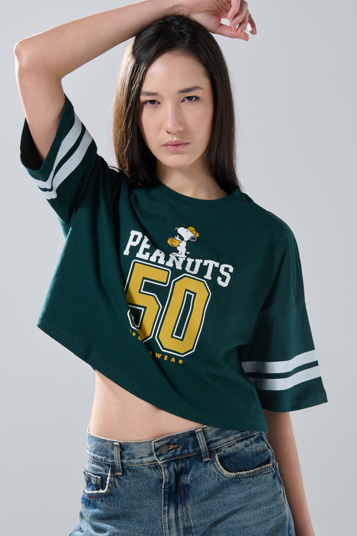 Camiseta verde crop top oversize con diseño de Snoopy
