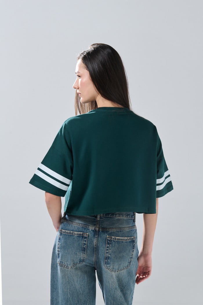 Camiseta verde crop top oversize con diseño de Snoopy
