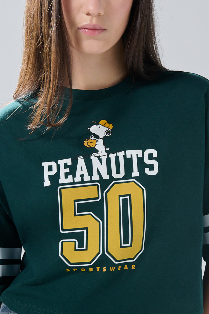 Camiseta verde crop top oversize con diseño de Snoopy
