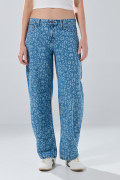 Jean loose barrel azul con diseños, tiro bajo y bota ancha
