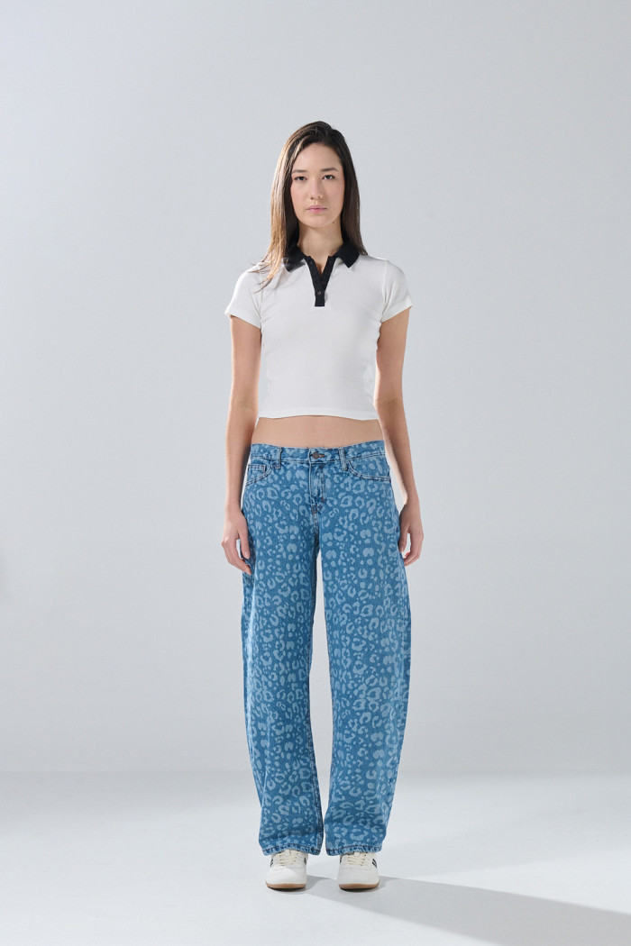 Jean loose barrel azul con diseños, tiro bajo y bota ancha
