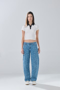 Jean loose barrel azul con diseños, tiro bajo y bota ancha
