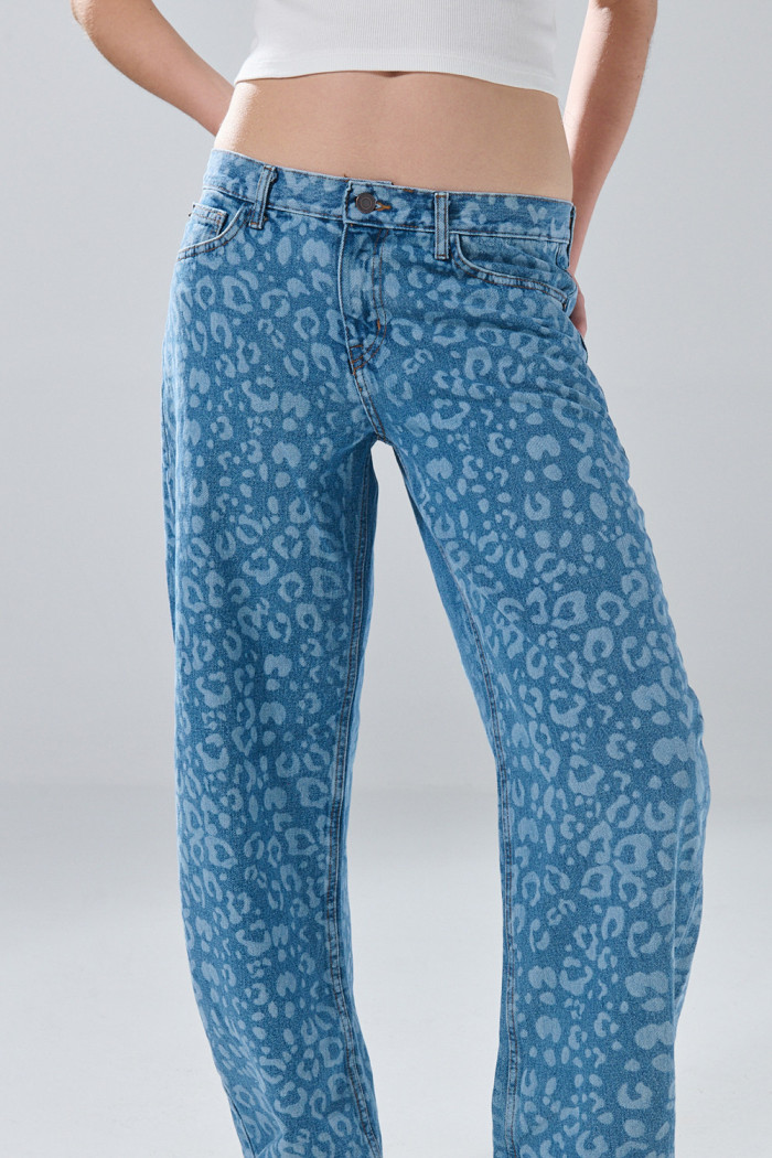 Jean loose barrel azul con diseños, tiro bajo y bota ancha
