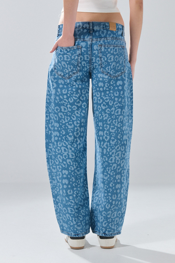 Jean loose barrel azul con diseños, tiro bajo y bota ancha
