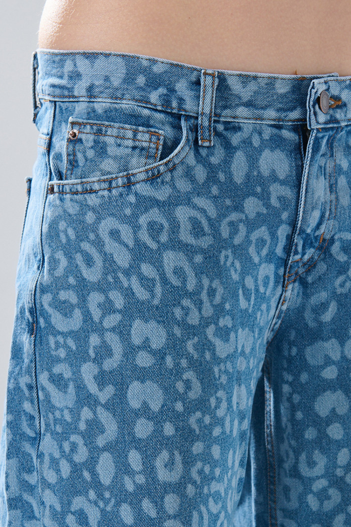 Jean loose barrel azul con diseños, tiro bajo y bota ancha
