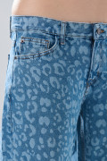 Jean loose barrel azul con diseños, tiro bajo y bota ancha
