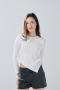 Camiseta manga larga crema clara con borde asimétrico
