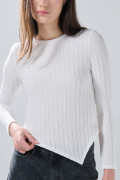 Camiseta manga larga crema clara con borde asimétrico
