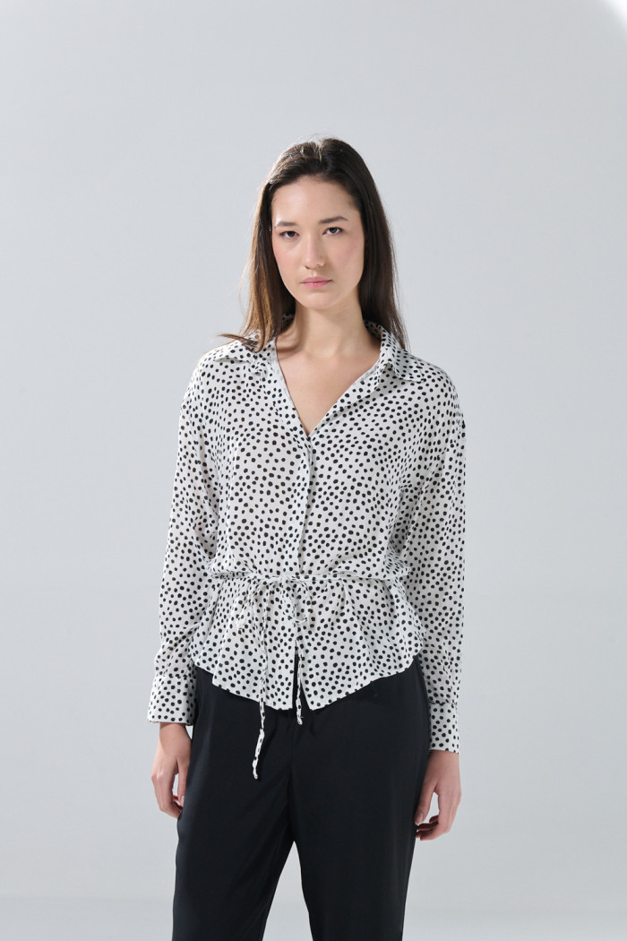 Blusa manga larga crema clara con puntos negros y cordón
