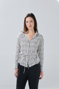 Blusa manga larga crema clara con puntos negros y cordón
