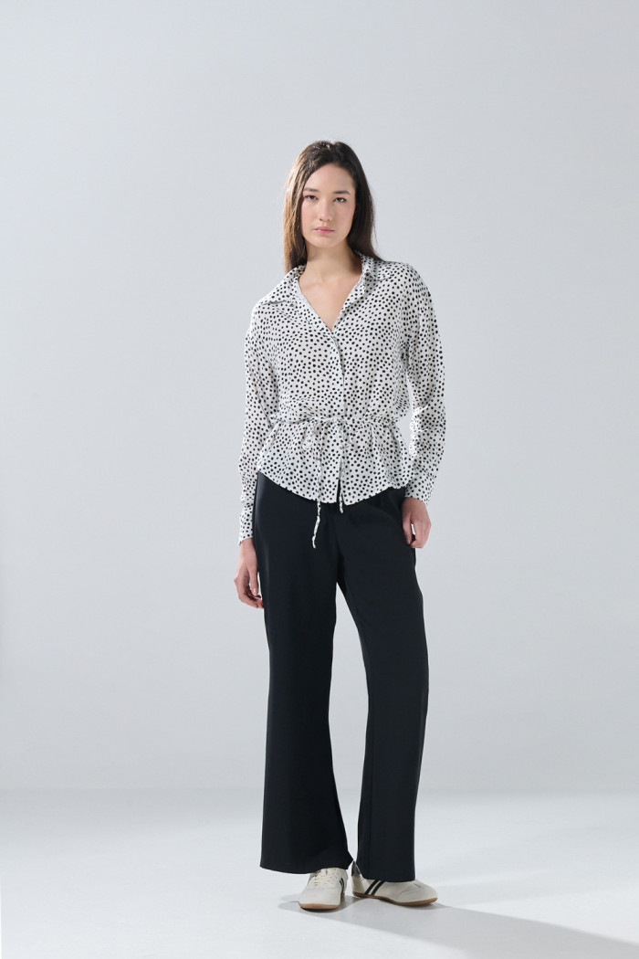 Blusa manga larga crema clara con puntos negros y cordón
