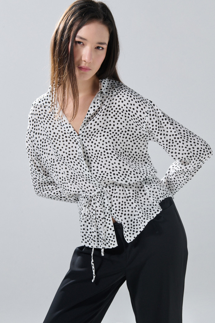 Blusa manga larga crema clara con puntos negros y cordón
