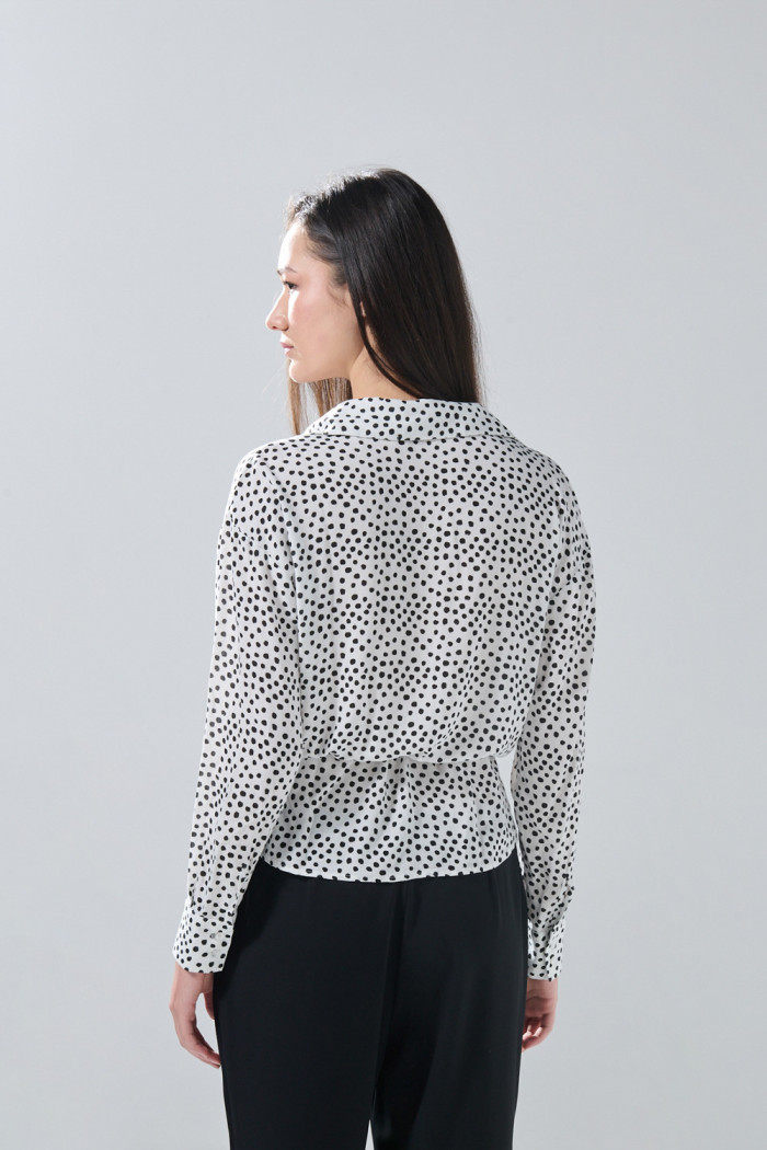 Blusa manga larga crema clara con puntos negros y cordón
