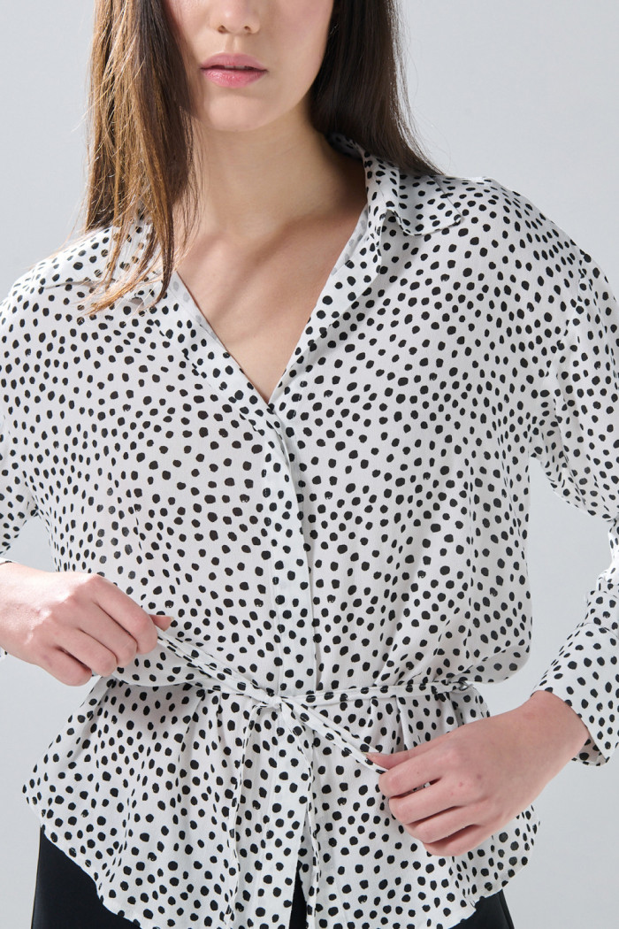 Blusa manga larga crema clara con puntos negros y cordón
