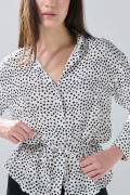 Blusa manga larga crema clara con puntos negros y cordón
