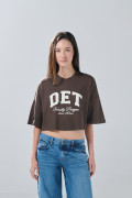 Camiseta oversize crop top café con cuello V y arte college
