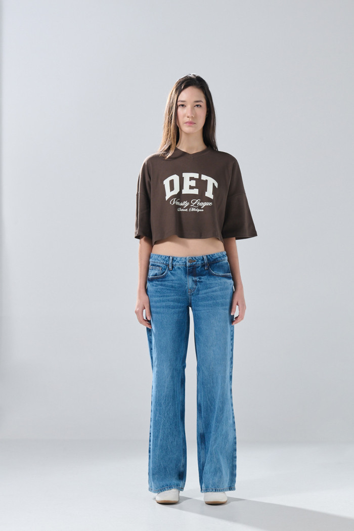 Camiseta oversize crop top café con cuello V y arte college
