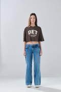 Camiseta oversize crop top café con cuello V y arte college
